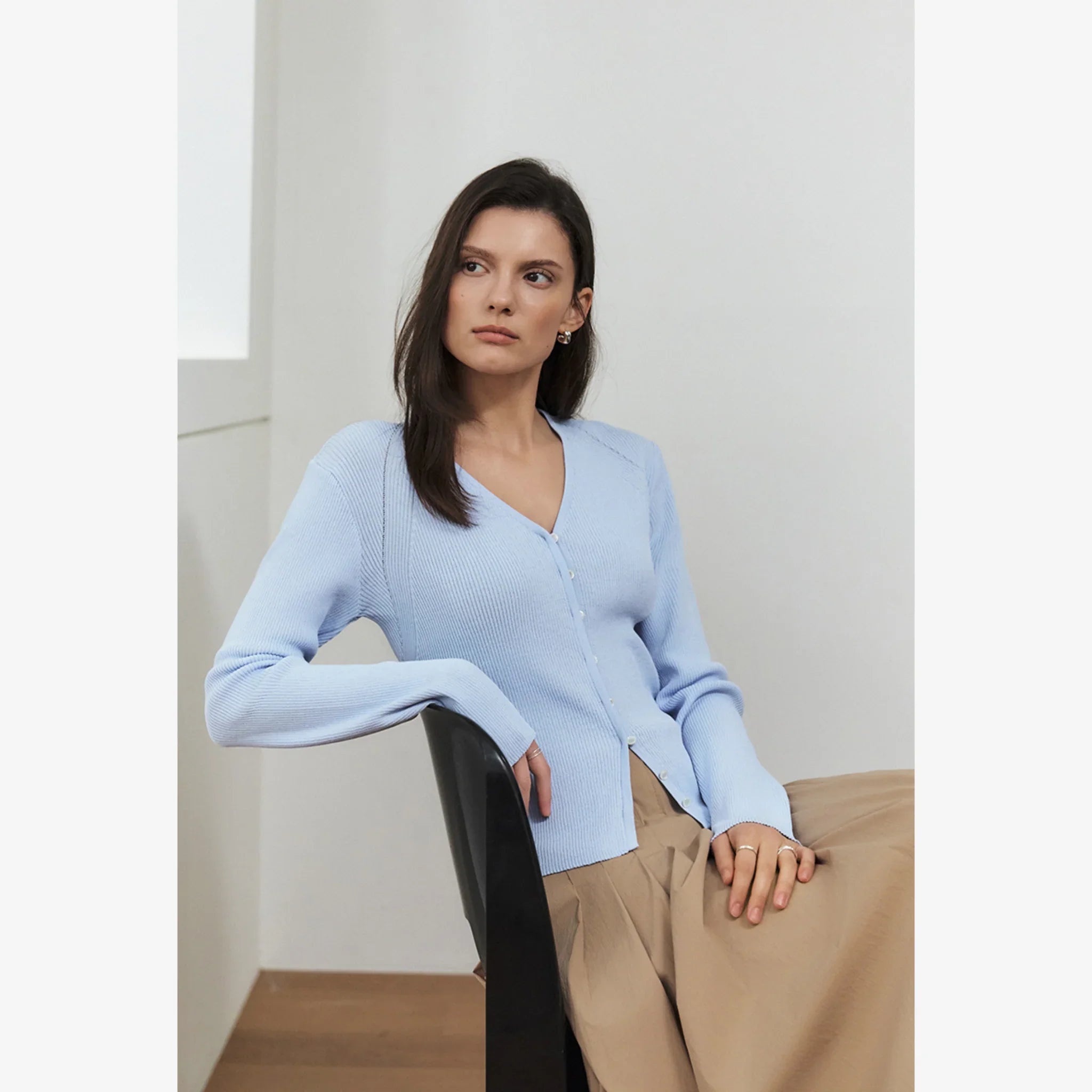 ARTID THREAD BUTTON V-NECK CARDIGAN