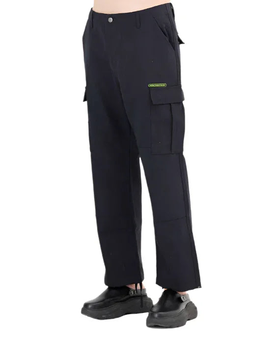 Men's black cargo pants with flap pockets and casual black shoes