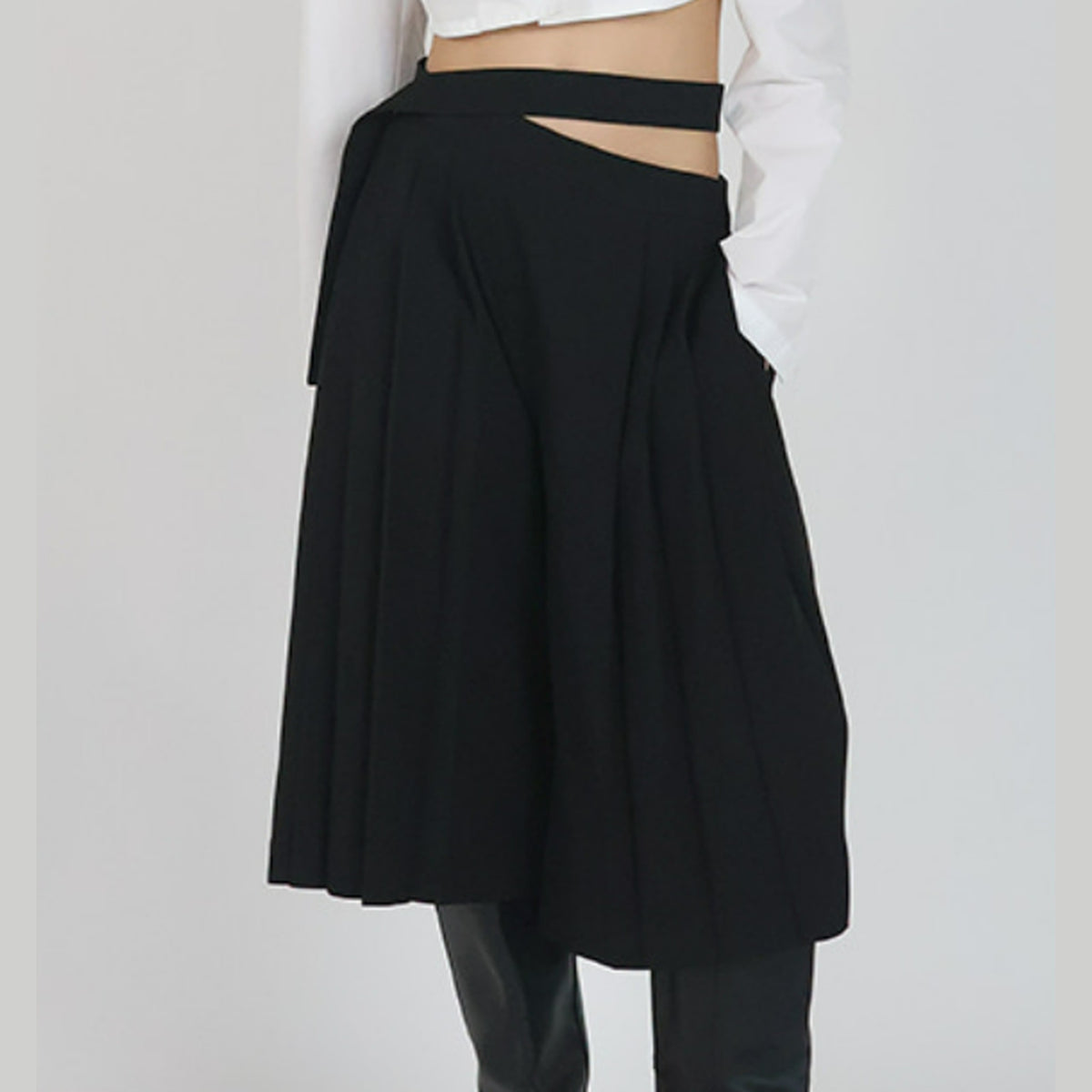 Side Pleated Half Pants - Black